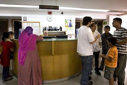 Inmigrantes atendidos en un centro de salud de Barcelona.