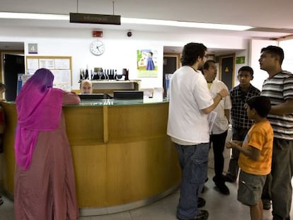 Inmigrantes atendidos en un centro de salud de Barcelona.