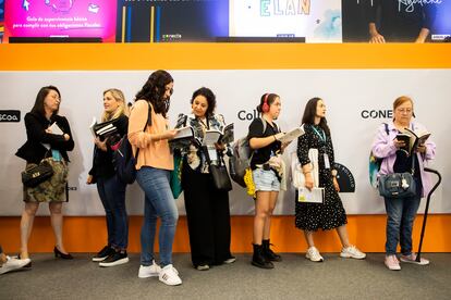 Mujeres hacen fila para la firma de libros de la autora Alma Delia Murillo