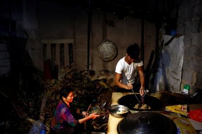 Worker Shi Shenwei (R) and his grandmother prepare breakfast in the kitchen of an old farm house that serves as dormitory for workers of a nearby construction site of a Buddhist temple in the village of Huangshan, near Quanzhou, Fujian Province, China, September 28, 2016. REUTERS/Thomas Peter         SEARCH "BRICK CARRIER" FOR THIS STORY. SEARCH "WIDER IMAGE" FOR ALL STORIES. 