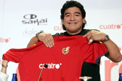Maradona posa con una camiseta de la selección española en la rueda de prensa de ayer.