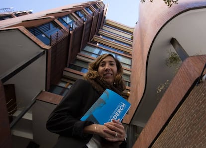 Pati Nu&ntilde;ez en la entrada de Edificio Girasol de Jos&eacute; Antonio Coderch.