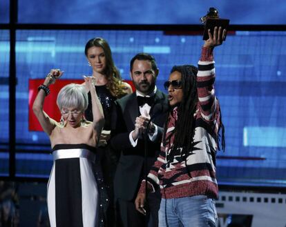 El cantante puertorriqueño Tego Calderon ha obtenido el galardón a mejor álbum urbano por 'El que sabe, sabe'. En la imagen, el artista posa con su premio junto a la actriz Rita Moreno.
