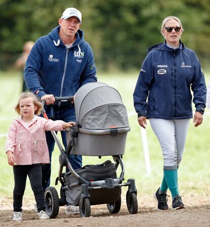 Zara y Mike Tindall fueron padres por segunda vez el pasado 18 de junio, de nuevo de una niña, Lena Elizabeth Tindall. No hay imágenes de ella y, al igual que su hermana y que sus primas hermanas (Isla y Savannah) no ostenta título real. Antes de que ella naciera su madre, Zara, sufrió dos abortos espontáneos, como contó ella misma en una entrevista.