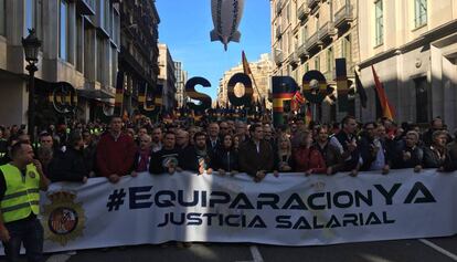 Els líders de Ciutadans i el PP, a la capçalera de la protesta.