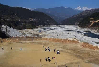 Estudiantes nepalíes juegan al fútbol en Bahuneypati.