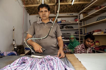 A diferencia de otras víctimas y a pesar del trauma, Munaf Khan quiso continuar vinculado con el sector textil y aprovechar los conocimientos adquiridos. Actualmente está intentando rehacer su vida como sastre al frente de un modesto taller de confección.