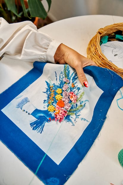 Un ramillete de flores representado por la artista en un pañuelo.