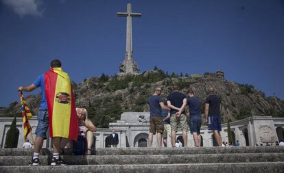 Um homem com uma bandeira símbolo do franquismo no Vale dos Caídos, na Espanha.