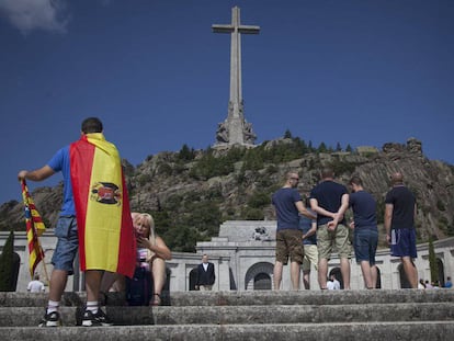 Um homem com uma bandeira símbolo do franquismo no Vale dos Caídos, na Espanha.