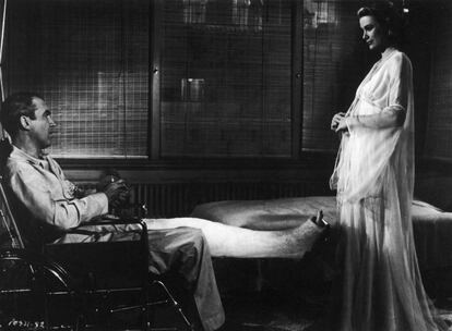 Grace Kelly, con James Stewart, en una imagen de la película del director Alfred Hitchcock, 'La ventana indiscreta'.
