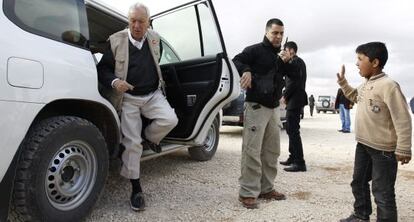 Jos&eacute; Manuel Garc&iacute;a-Margallo (i), durante la visita el domingo a un campo de refugiados en Jordania.