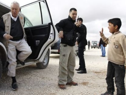 José Manuel García-Margallo (i), durante la visita el domingo a un campo de refugiados en Jordania.