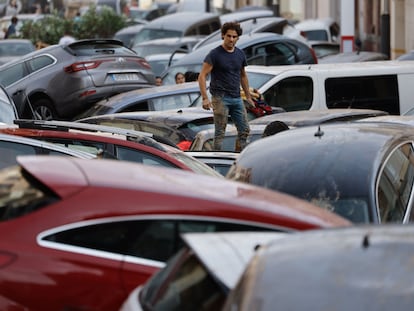 Vehículos amontonados en una calle tras las intensas lluvias de la fuerte dana. EFE/Biel Aliño