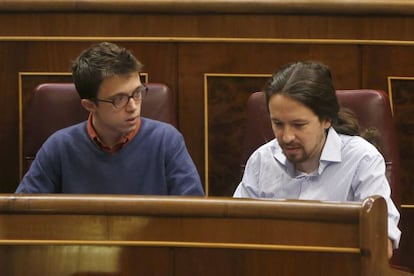 El líder de Podemos, Pablo Iglesias, y el entonces portavoz de su grupo parlamentario, Íñigo Errejón, en sus escaños durante un pleno del Congreso de los Diputados en 2015.