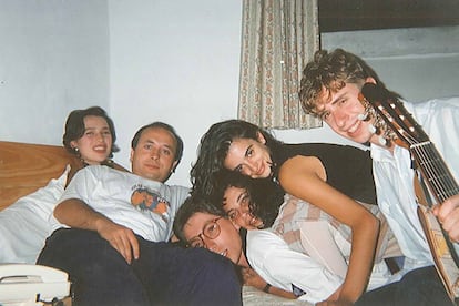 Desde la izquierda, Ariadna Gil, Luis Alegre, David Trueba, Maribel Verdú, Penélope Cruz y Gabino Diego, durante el rodaje de 'Belle époque' en Lisboa, 1992.