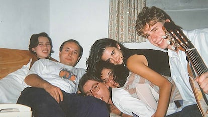 Desde la izquierda, Ariadna Gil, Luis Alegre, David Trueba, Maribel Verdú, Penélope Cruz y Gabino Diego, durante el rodaje de 'Belle époque' en Lisboa, 1992.