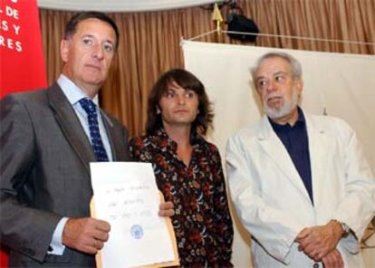 El notario Luis Rueda, el actor Fernando Tejero y el director de fotografía Fernando Rivas, durante el acto celebrado en la SGAE.