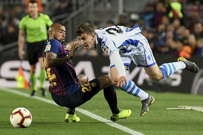 Arturo Vidal intenta parar la entrada de Muñóz de La Real Sociedad.