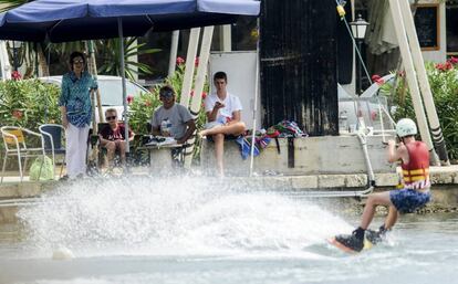 La reina Sofia y sus nietos Juan (a la derecha), Irene Urdangarín (en el centro) y Pablo (en el agua) Urdangarin, durante su visita al Mallorca Wakepark de Alcúdia.