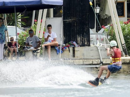 La reina Sofia y sus nietos Juan (a la derecha), Irene Urdangarín (en el centro) y Pablo (en el agua) Urdangarin, durante su visita al Mallorca Wakepark de Alcúdia.