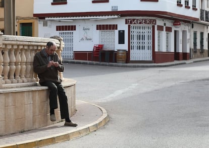 El PP se la juega en territorios como este: Ledaña, un pueblo de 1.600 vecinos, una iglesia de piedra del siglo XVII, espacios multiusos para jugar a la petanca, plazas vacías y el eco lejano de un grupo de niños que juega al escondite. Es la provincia de Cuenca, que se despuebla y envejece. En la imagen, un vecino de Ledeña (Cuenca).