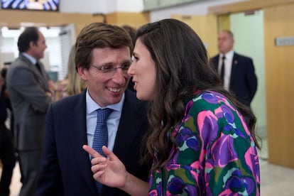 El alcalde de Madrid, José Luis Martínez-Almeida (PP), con Teresa Urquijo, en la sesión de constitución del Ayuntamiento de Madrid, el 17 de junio de 2023.