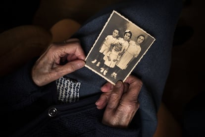 María Consuelo Beltrán (niña de la derecha en la foto de época) tenía ocho años cuando comenzó la Guerra Civil española. Ahora tiene 91 años. Save the Children estuvo activo en España desde el otoño de 1936 hasta mediados de 1938; distribuyó ropa, leche y alimentos y cuidó a los menores de edad que habían huido a Francia y vivían en hogares y campamentos de vacaciones, conocidos como "colonias". Dominic Nahr / Save The Children