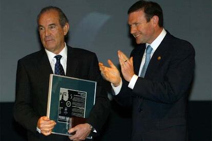 El <i>lehendakari, </i>a la derecha, aplaude ayer a Carlos Garaikoetxea tras recibir el Premio Sabino Arana.