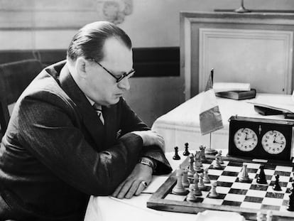 Alexánder Alekhine en Inglaterra en 1938.