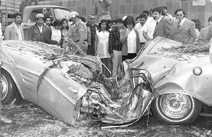 Un grupo de personas observa un vehículo destruido tras un accidente de tráfico, en 1970.