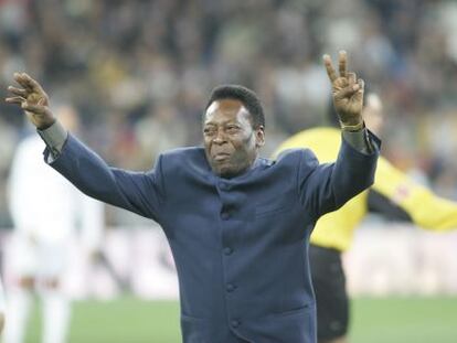 Pelé saluda al público en el Santiago Bernabéu en 2005.
