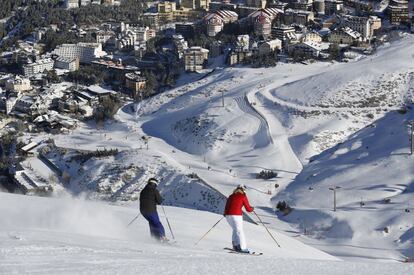 Dos esquiadores en una de las pistas habilitadas para el programa Primeras Huellas, con el que se puede esquiar a primera hora de la mañana, antes de que abran las pistas.