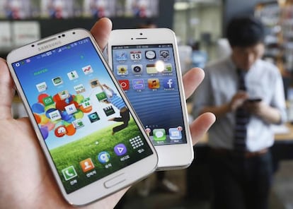 Un Galaxy S4 de Samsung y un iPhone 5, de Apple