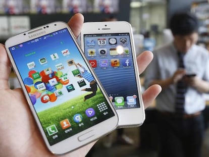 Un Galaxy S4 de Samsung y un iPhone 5, de Apple