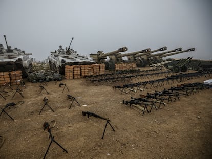 Tanques y armamento de las fuerzas armenias en Nagorno Karabaj, en una exhibición en la localidad azerbaiyana de Signag, el 30 de octubre de 2023.