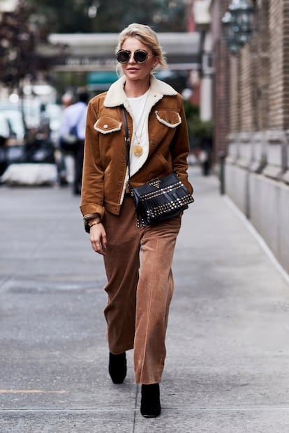 La cazadora de borrego también puede sustituir al clásico blazer y combinarse con pantalón de pana. El resultado es un traje contemporáneo y reinventado. No habrá dos iguales.