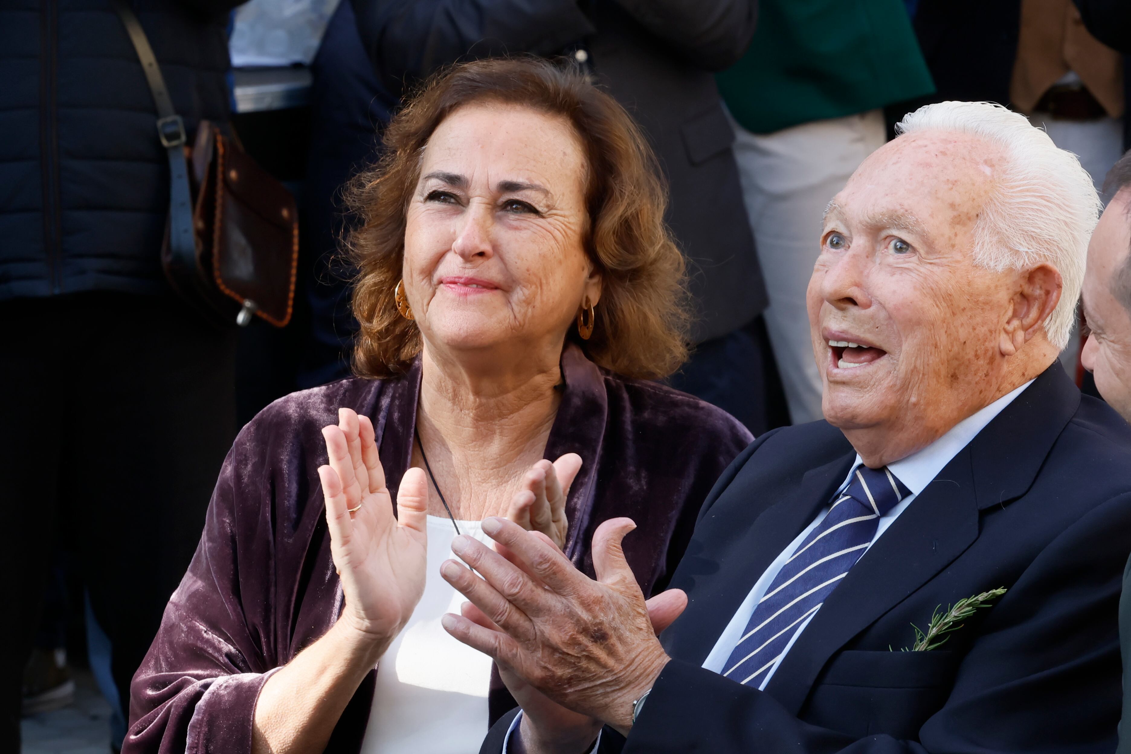 Curro Romero y su esposa, Carmen Tello, durante el acto.