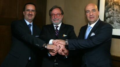 Luis Maccise, Juan Luis Cebrián y Anuar Maccise.