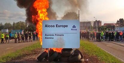 Cartel ardiendo a las puertas de la factoría de Alcoa en la localidad lucense de San Ciprián.