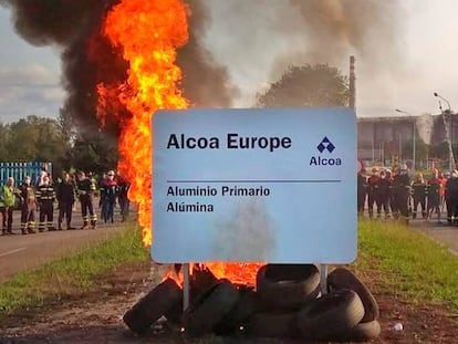 Cartel ardiendo a las puertas de la factoría de Alcoa en la localidad lucense de San Ciprián.