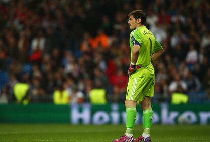 Casillas mira al infinito tras el cuarto gol de los alemanes. El Madrid se encuentra en esos momentos a un gol de la eliminación.