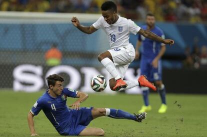 Sterling trata de zafarse de Darmian.