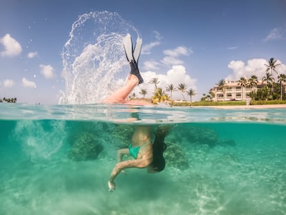 Mujer bajo el agua en el mar Caribe, Isla de Barbados, Antillas Menores, Indias Occidentales, Región del Caribe.