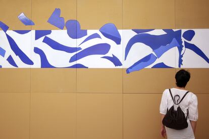 Un visitante mira la pieza de arte La piscine en el museo Matisse de Niza.