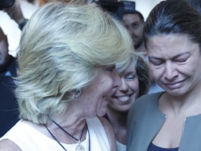 Lucía Figar llora tras anunciar Aguirre su dimisión.