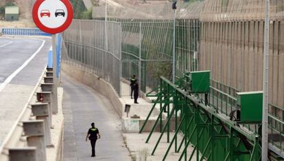 Agentes de la Guardia Civil vigilan la valla fronteriza de Melilla con Marruecos.