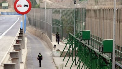 Agentes de la Guardia Civil vigilan la valla fronteriza de Melilla con Marruecos.