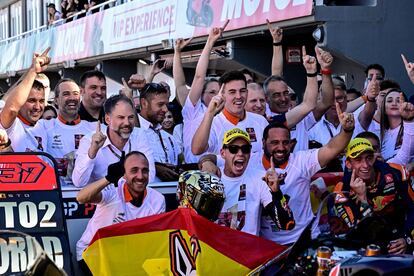 Fernández celebra su victoria con el equipo en el circuito Ricardo Tormo de Cheste (Valencia).