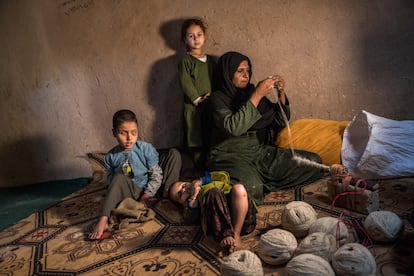 Fatima, de pie, tiene seis años. Su madre, viuda de 35 años, dice que tendrá que venderla en matrimonio porque la familia, que tiene otros ocho hijos, está al borde del abismo y no ve otra opción. Tres de los niños son discapacitados, y uno resultó gravemente herido en el devastador terremoto que afectó a Afganistán en octubre. Viven en un asentamiento de casas improvisadas de adobe y tiendas de campaña en el oeste de Afganistán. La fotoperiodista y premio Pulitzer Stephanie Sinclair, fundadora y presidenta de la ONG Too Young To Wed (TYTW), visitó con fotógrafos varios asentamientos de la región en noviembre. La madre de Fatima 
(para la que usamos un pseudónimo, igual que con el resto de protagonistas de este reportaje) gana unos 25 afganis al día (32 céntimos de euro) hilando lana que compra en el mercado por 15 afganis. La comida familiar consiste en pan seco y té. En la imagen, la madre y dos de sus otros hijos, de ocho y cinco años.